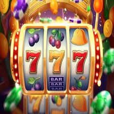 Pengguna membaca syarat bonus lewat ponsel